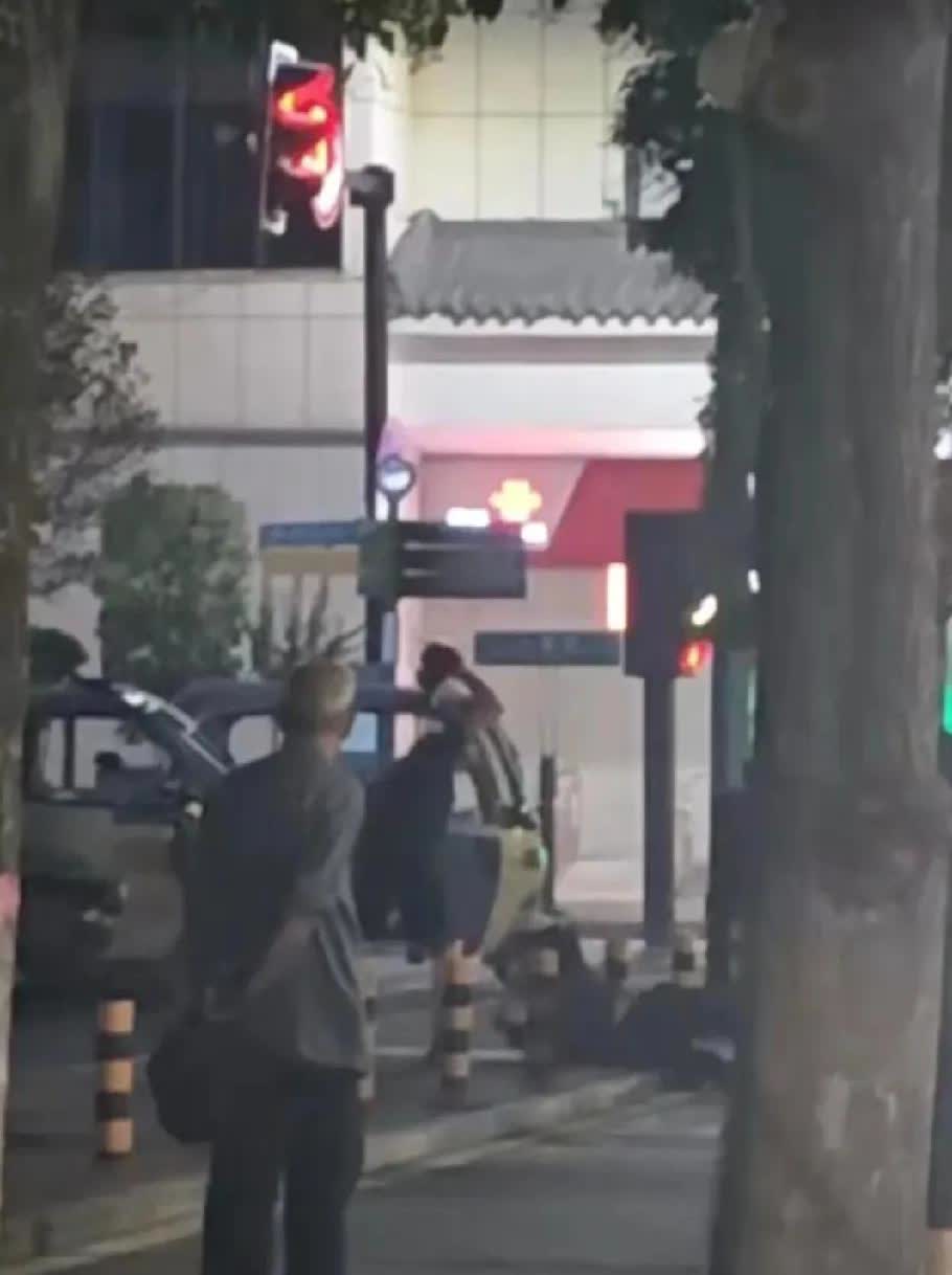 洛阳街头暴力，人性底线何在？7月11日河南洛阳栾川县那起男子当街暴打拾荒老人