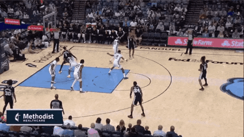 记得上一次马刺队能打出这种连贯传球还是邓肯巅峰期！那个时候邓肯的得分实在太稳定