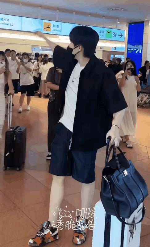 #头号创作者激励计划#王楚钦在国外人气也这么高啊，看后面穿白衣服大哥笑的。