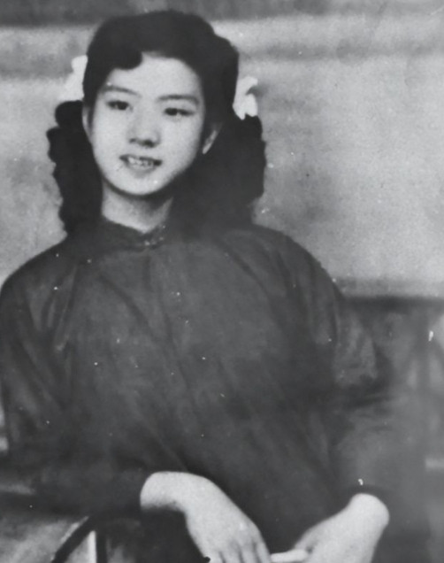 1949年，军统特务毛森抓到了一个交际花小姐，在审讯期间，毛森扒下她的衣服，露出