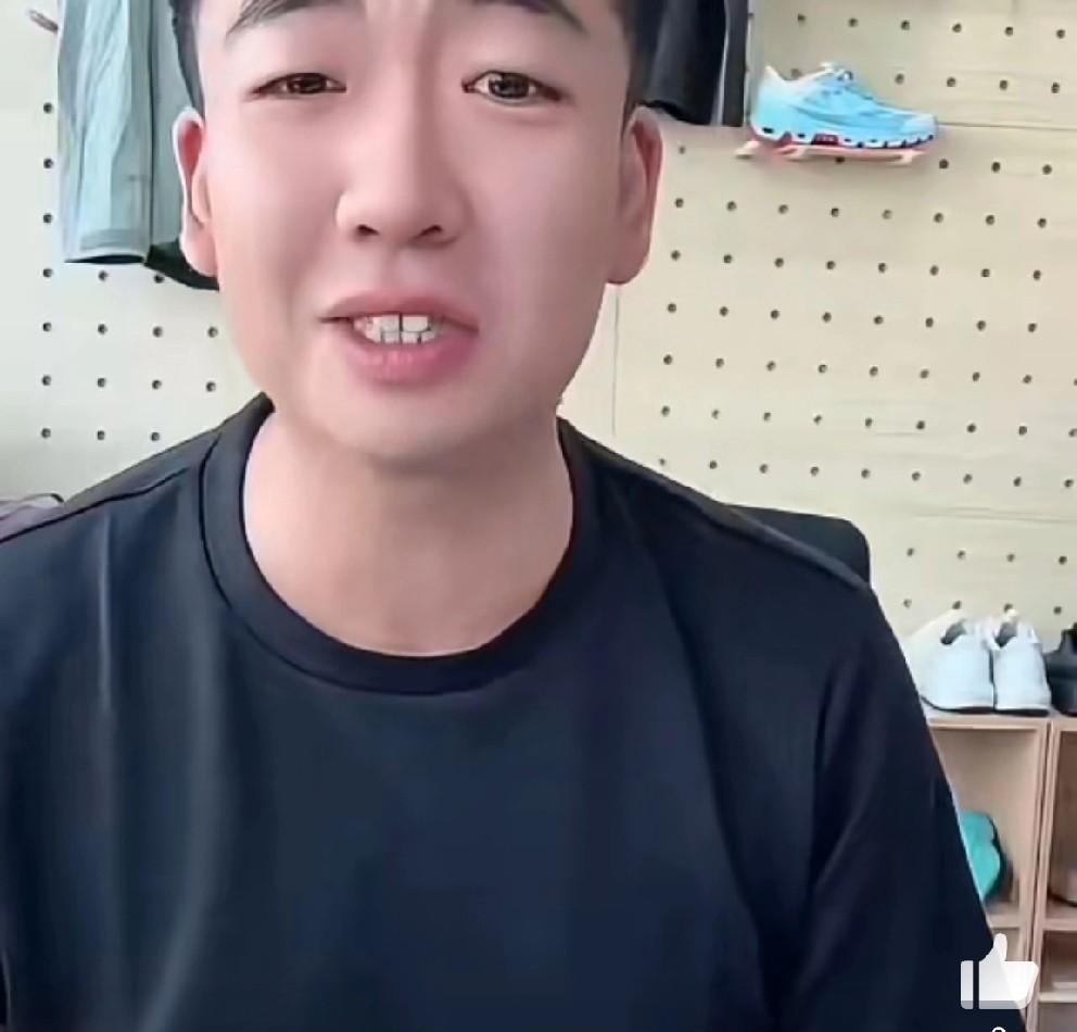 佑家三太子说沈曼现在玩互联网已经玩魔怔了，崔阿扎要发一个首秀视频，方丈刘二狗