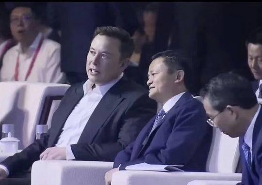 马云总是自信满满，他身上的松弛感和马克斯差不多，他和谁在一起画面都好和谐。