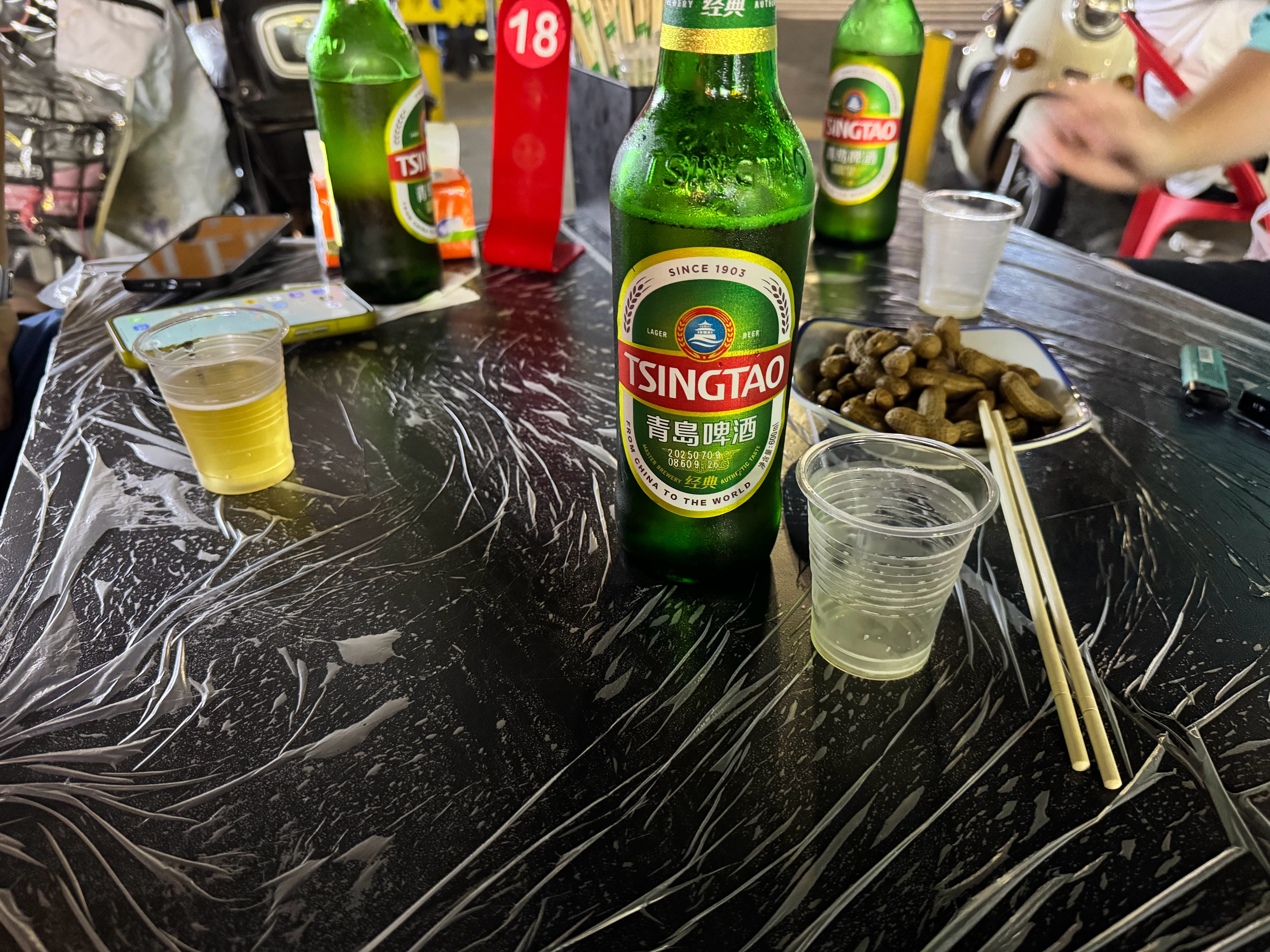 走路8公里，累的不行，吃点花生米补充点体力，老规矩，喝一瓶就撤​​​