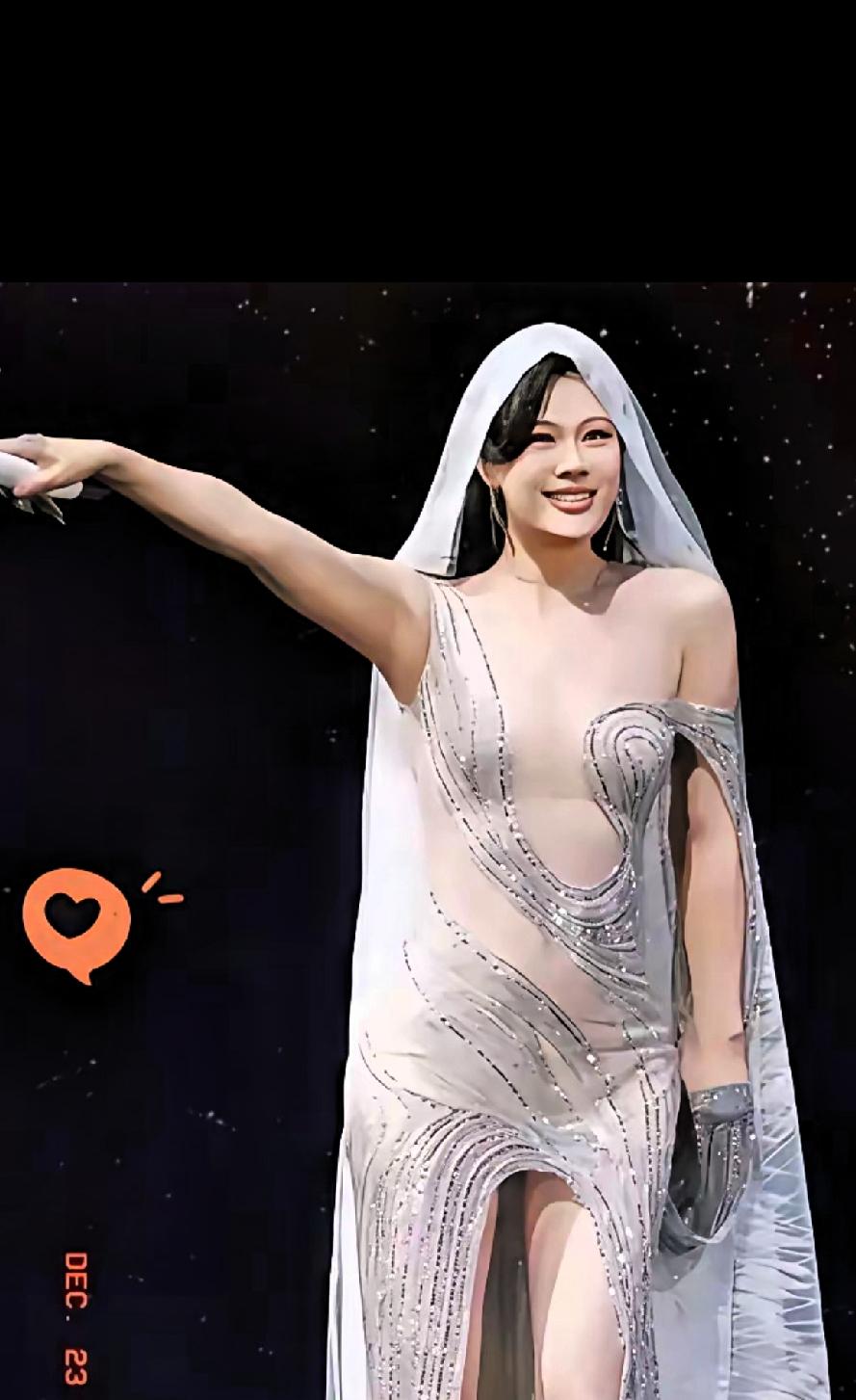 这是谁？审美有问题！这一身打扮辨识度太低了，都有点认不出来了，大家认出来她是谁