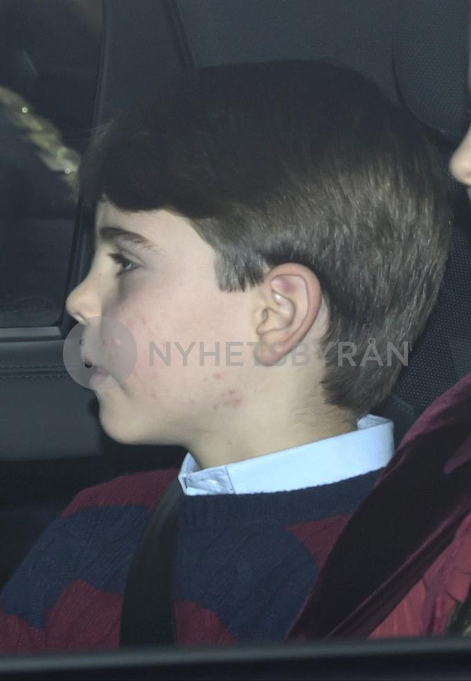 路易小王子跟随爸妈威廉王储和凯特王妃一起参加圣诞午餐会，车窗照中的他呆萌可爱，但