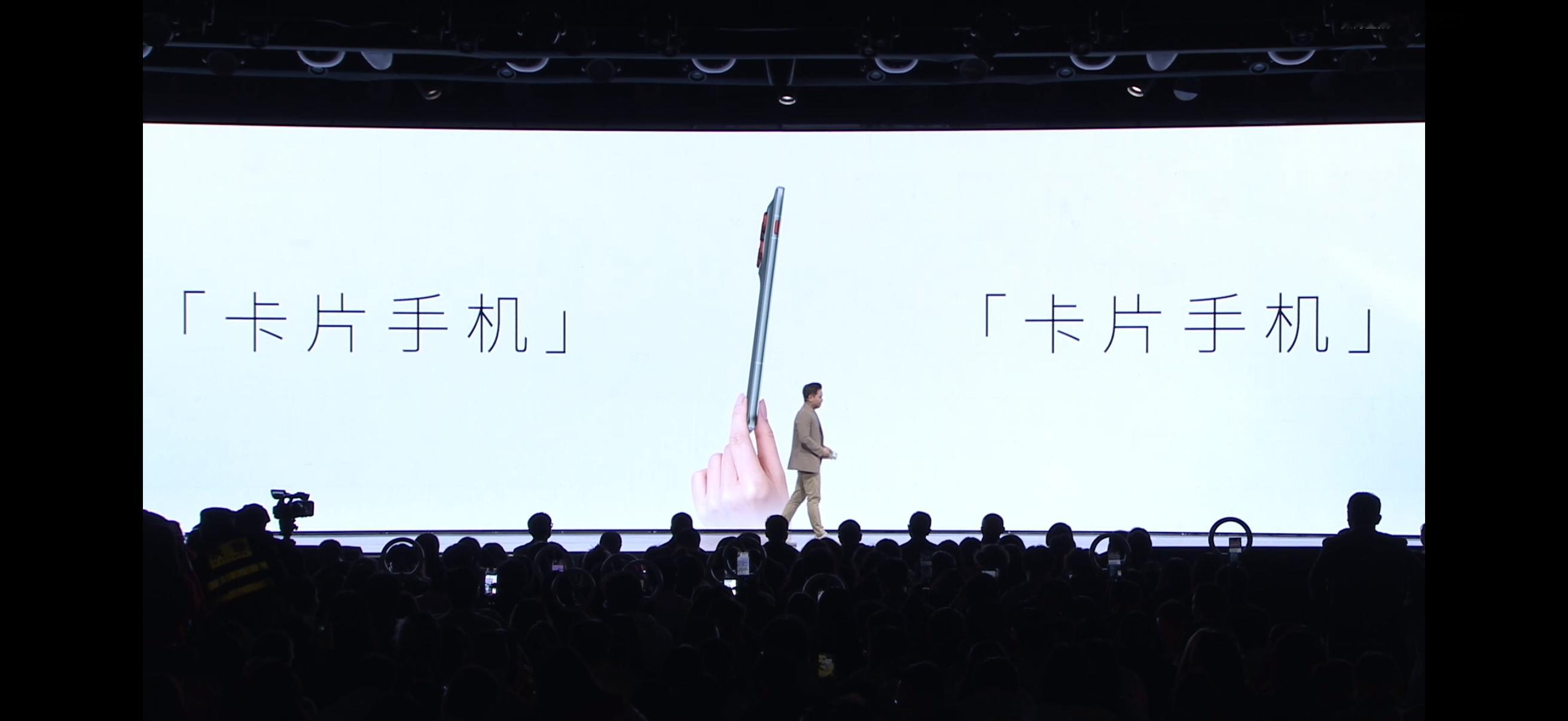 5.99mm纤薄机身搭配159g重量，单手握持毫无压力——联想motoX70