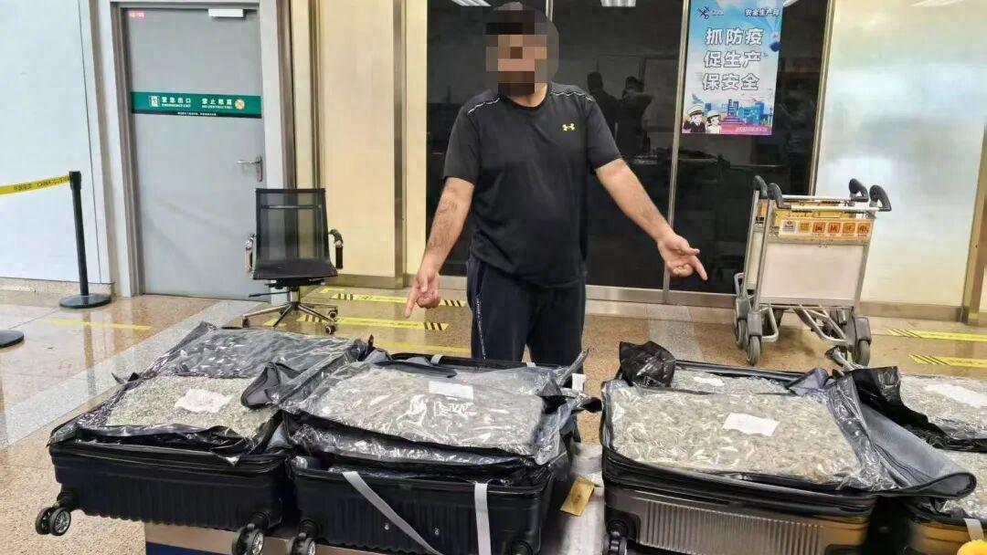 “借道中转照样不行！”8月16日央视新闻报道，北京，两名外籍人员计划搭乘航班中