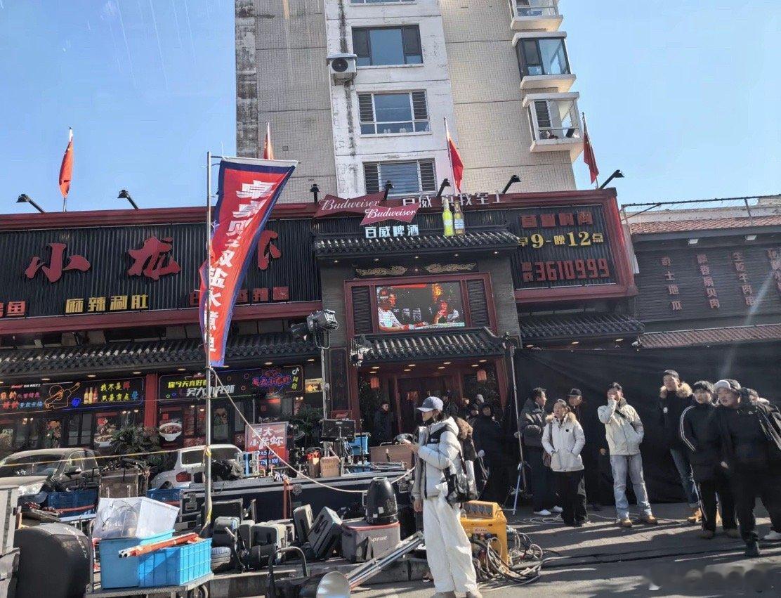 刘铮亮把泼天的富贵带到了这家龙虾店，听说早上这条街堵的不行了。