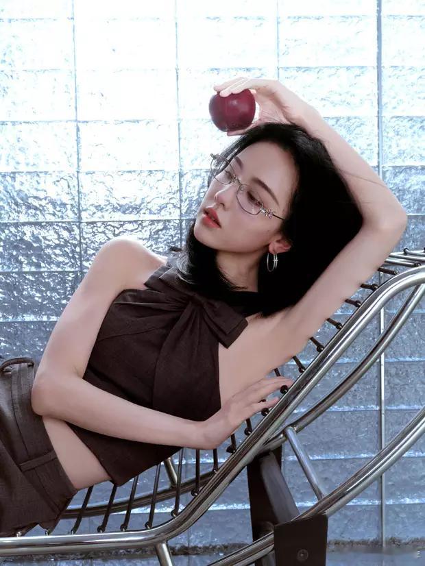 陈都灵穿挂脖吊带，露出背部白皙肌肤，优雅大方。​​​