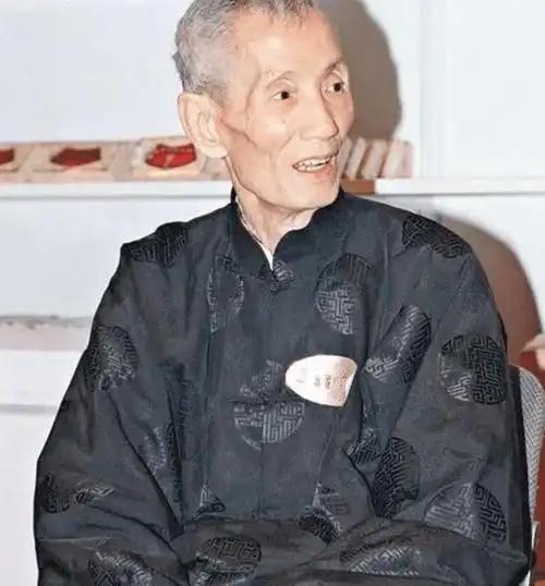 香港有个叫陈朗的风水师。翻开陈伯生前最后一程的记忆，病房里那种密不透风的压抑