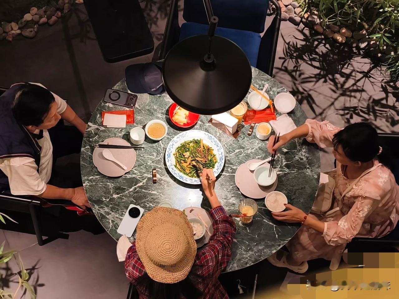 演唱会没开成的谢娜原来陪妈妈了！还是那么不舍得花钱，三个人就吃了一个主菜，好节