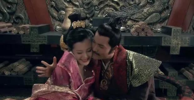 公元前197年的一天，刘邦搂着戚夫人，夜夜笙歌。2人你喂我我喂你，好不快活。一位