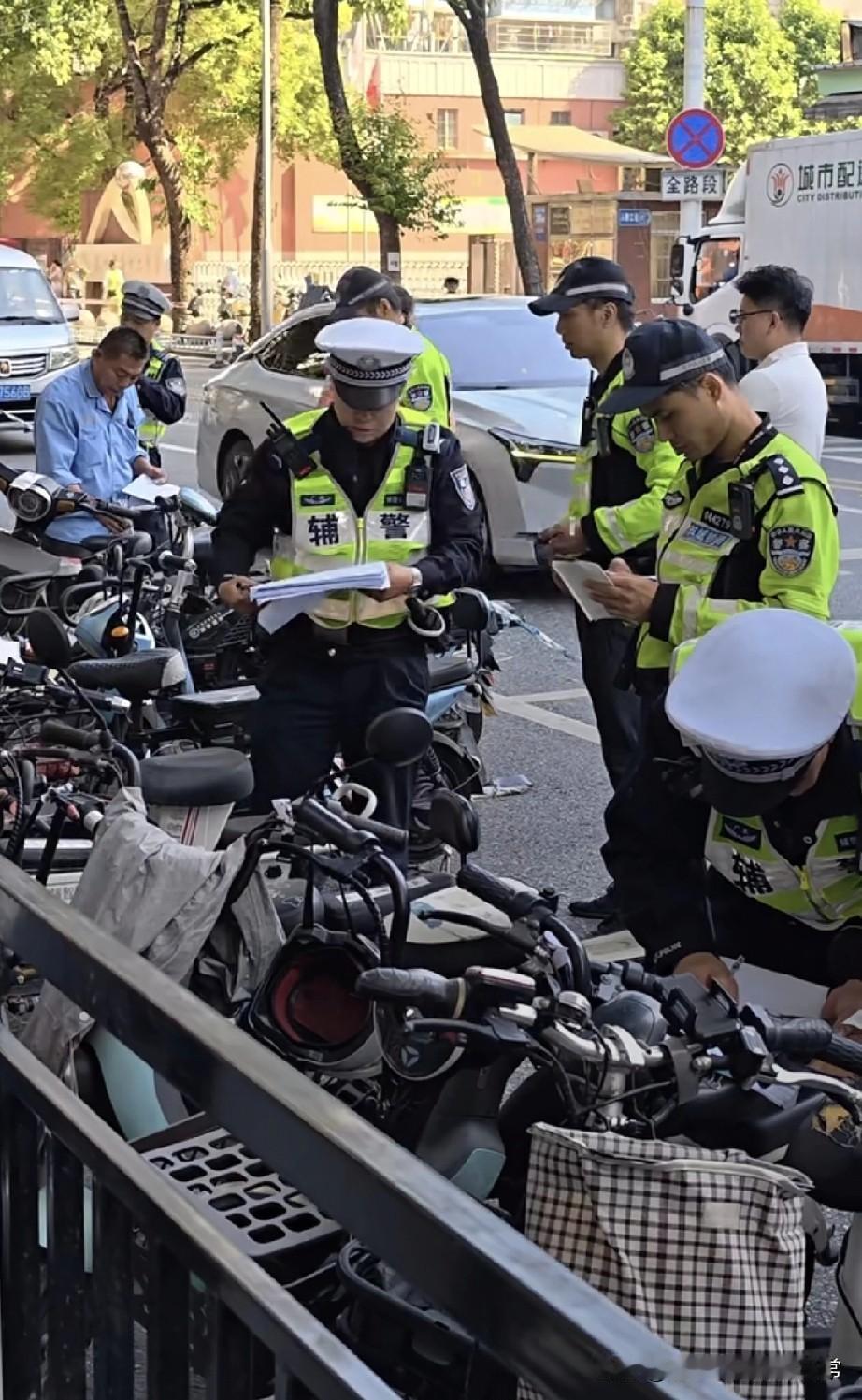 广州电鸡注意了，停路边也不安全!刚路过广州大沙头三马路，瞧见路口堆了半排电