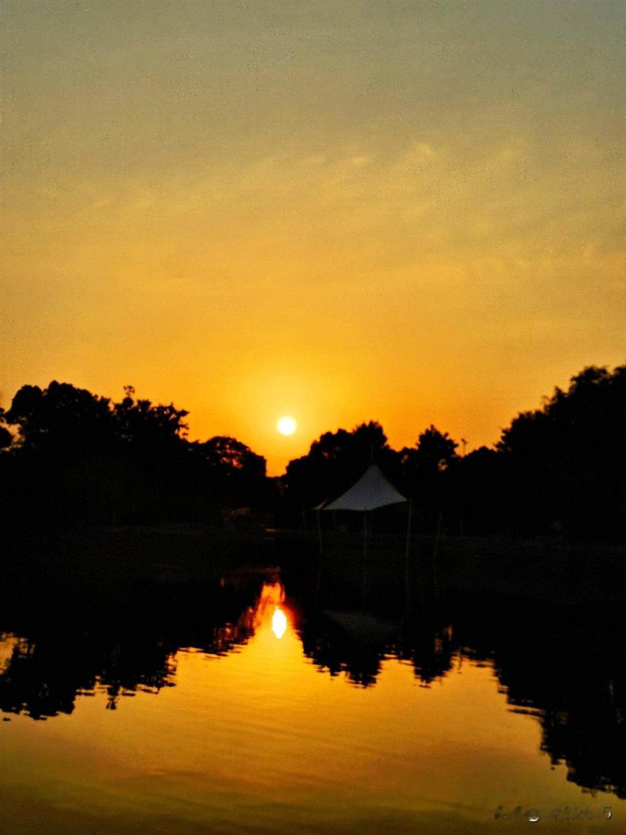 铜陵临津公园的夕阳美景第一天逛临津公园是阴天，灰蒙蒙的天空让人失望，无缘夕阳