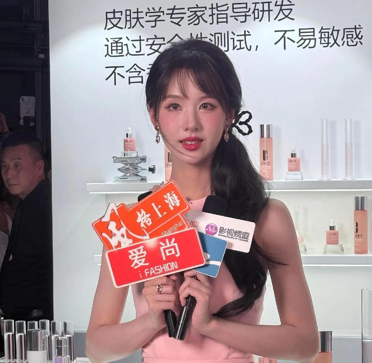 陈都灵这个妆容好奇怪，生图确实不好看，眼妆和玻璃唇很显脏，腮红太红，造型看起来
