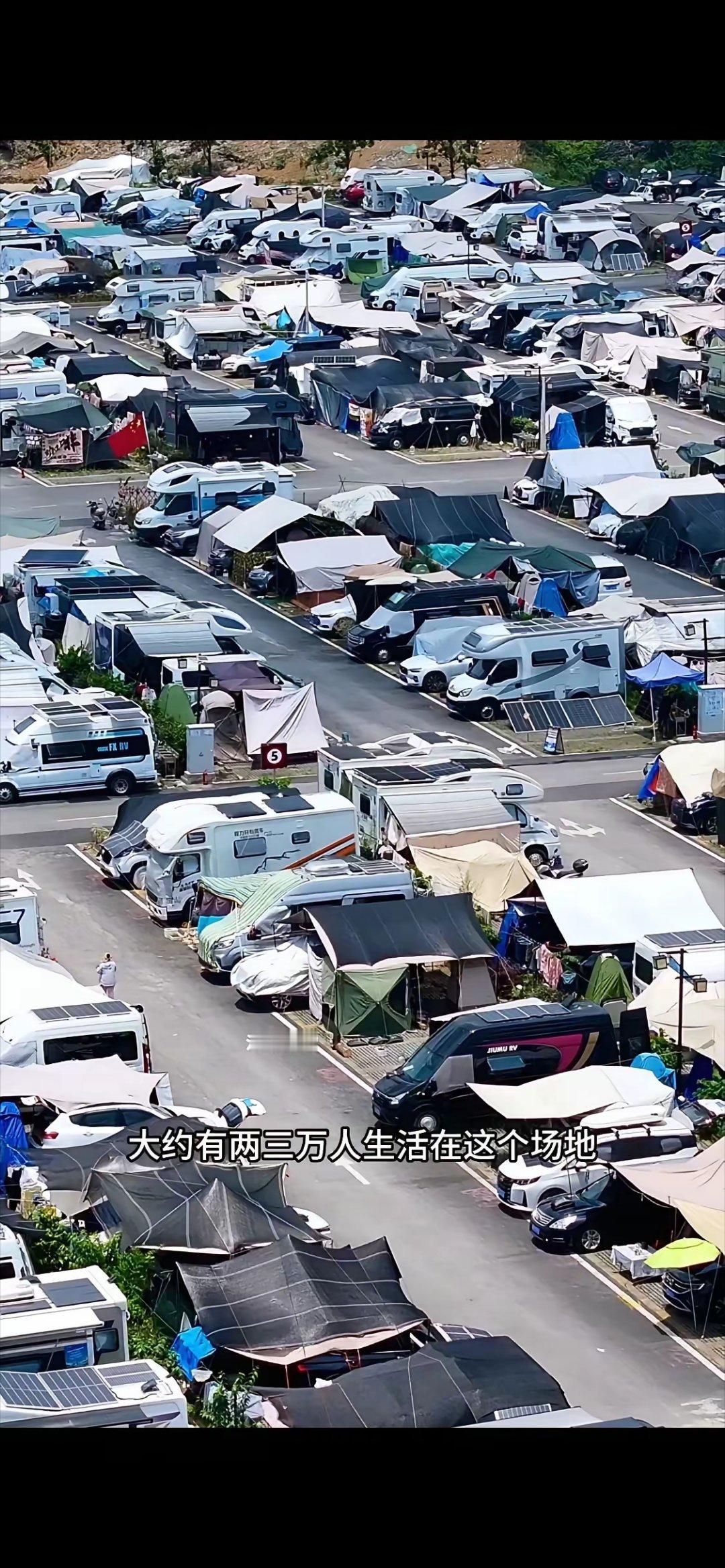 这就是全国最大人口最多的房车露营基地，里面停满了五千多辆来自全国各地的避暑大军，