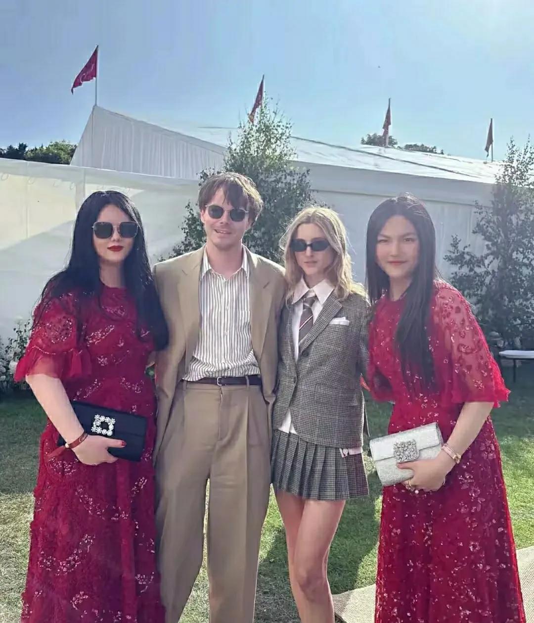 这么可怕的裙子，李湘家居然有2条。李湘确实有钱，都打入英国精英圈了，但审美真的很