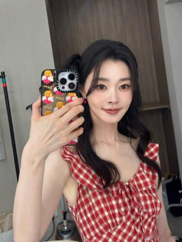 宋轶红裙对镜拍刷到宋轶红裙对镜拍的图直接疯狂心动！这状态也太好了吧，红裙一穿整