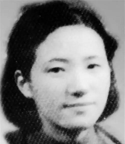 1934年，新婚第1天，作家苏青就撞见丈夫与表嫂在一起调情，她隐忍不发，接连生下