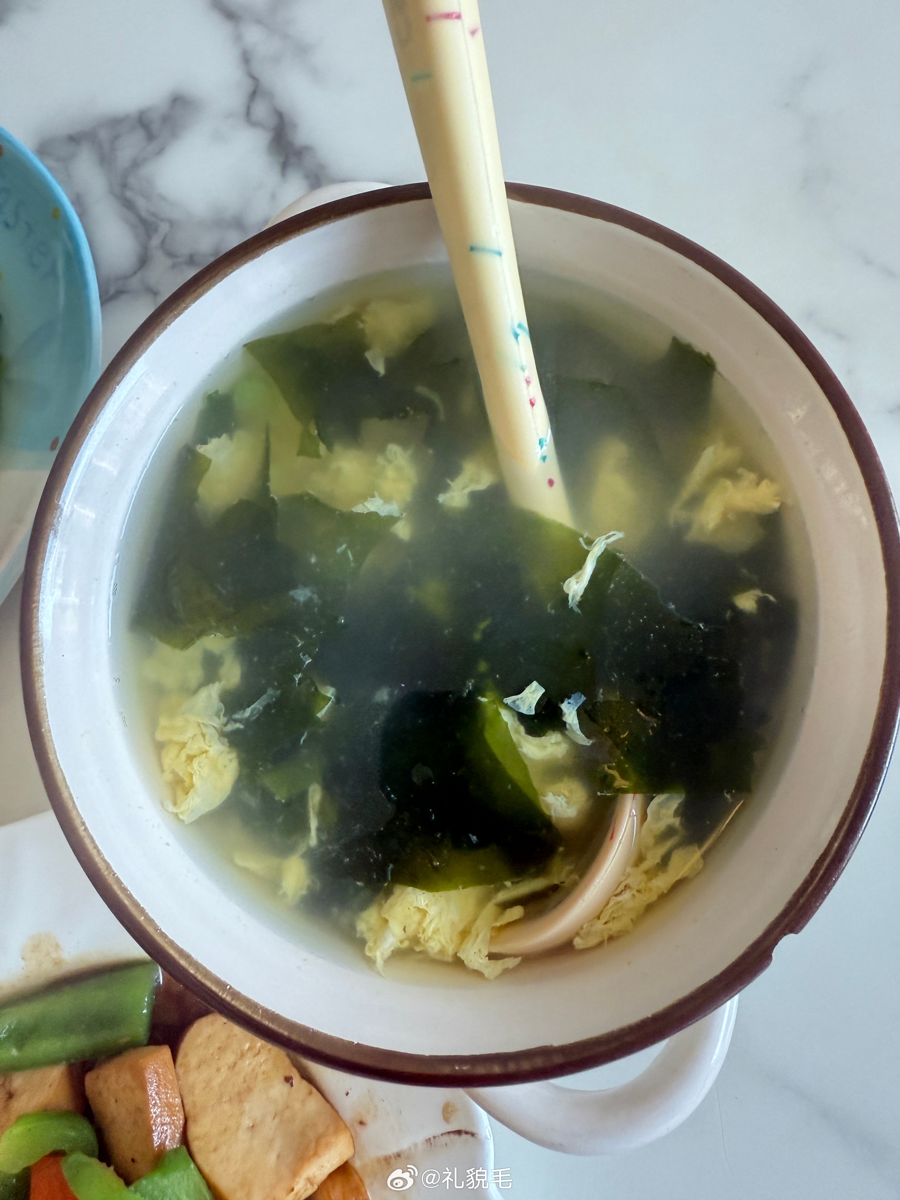 吃饭了旅蛙看到菜大喊：天呐老婆！两种不同的龙虾！这是你特地这么安排的吗？老公一回