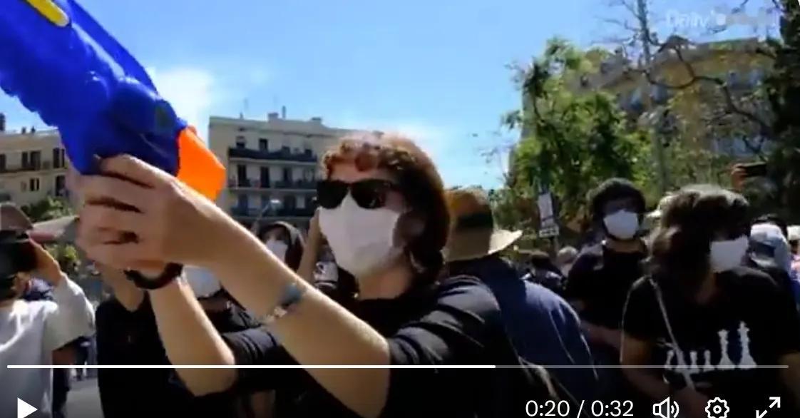 巴塞罗那当地人用水枪打击旅游业巴塞罗那的活动人士对大批涌入街头的游客感到不耐