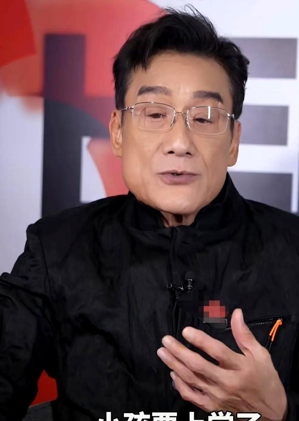 梁家辉，67岁，还在拼命。新片《捕风追影》里演大反派，票房12亿，马来西亚