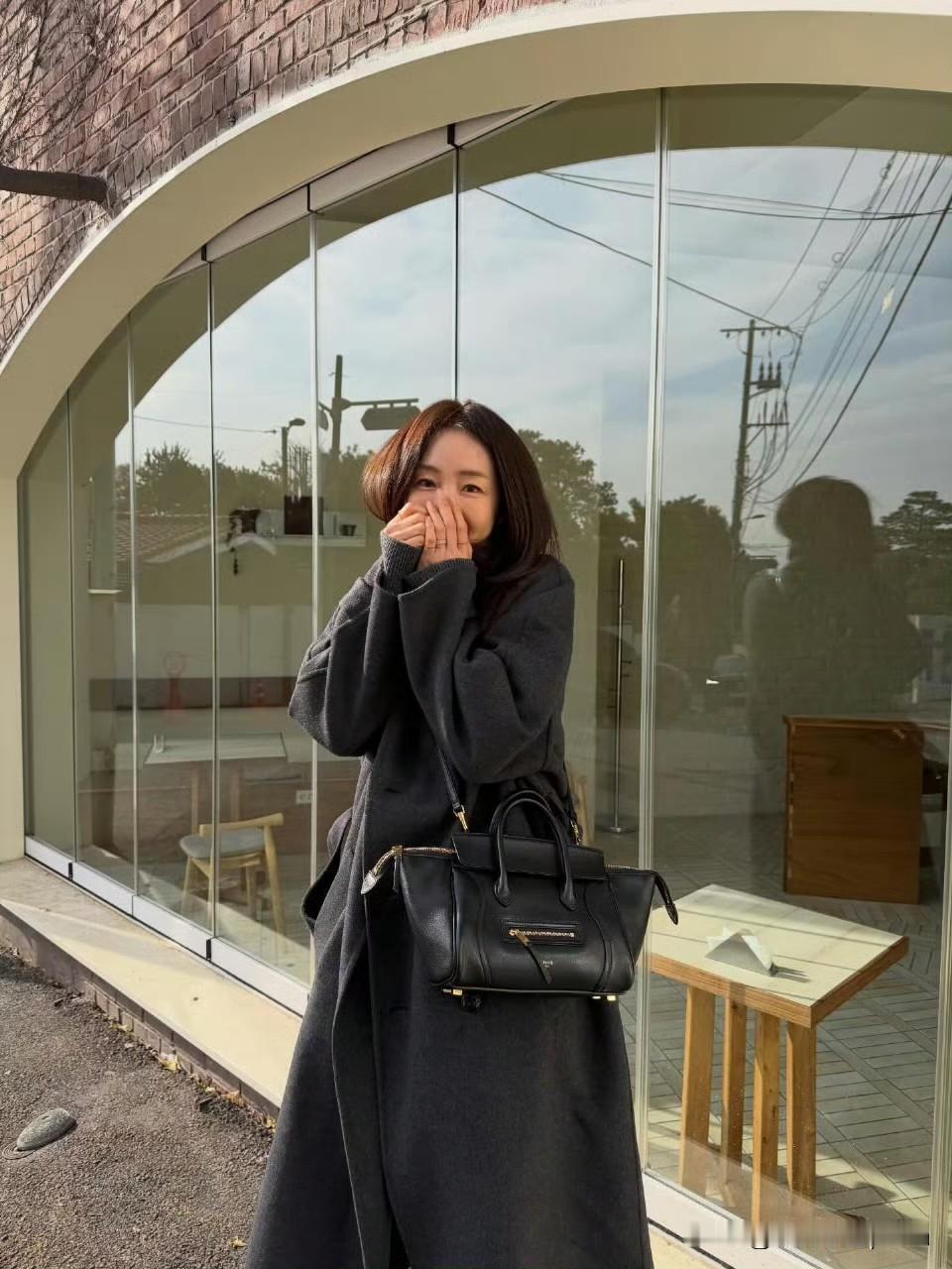 崔智友50岁状态也太绝了！崔智友这身简直是优雅本雅——经典灰大衣配高筒靴，没有