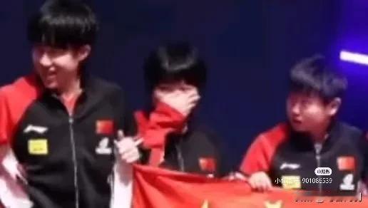 唉！小曼姐还是年轻不懂事啊！球迷大喊:小曼姐，站过去，你让一下嘛！女双