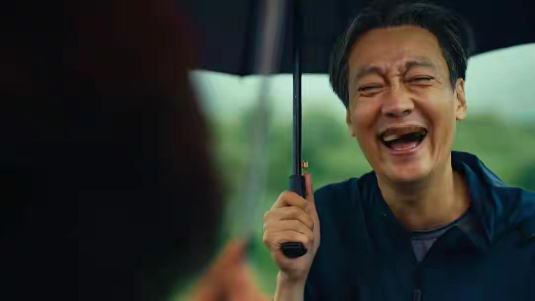 收视破4，只是开始！胡歌、张嘉益、梅婷要掀起一波年代剧新高潮近期，由胡歌、张嘉益