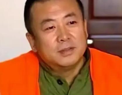 2011年，一名瘫痪多年的民警坐在轮椅上在家中看电视，突然，他神情激动，指着电视