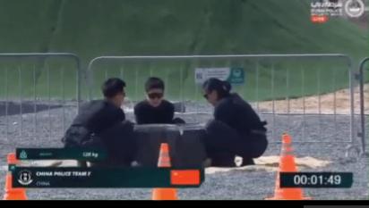 240斤轮胎“压跪”美国壮汉，中国女警队员直接旱地拔葱，扛肩上一路小跑 第七