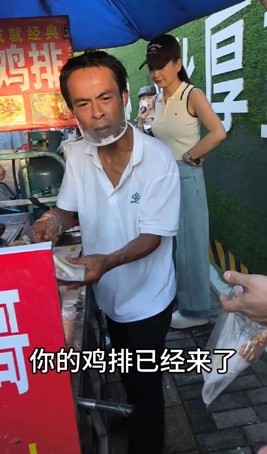 终于吃上鸡排哥的鸡排了。据说鸡排哥有三条独特的经营规矩。一是每天下午四点半