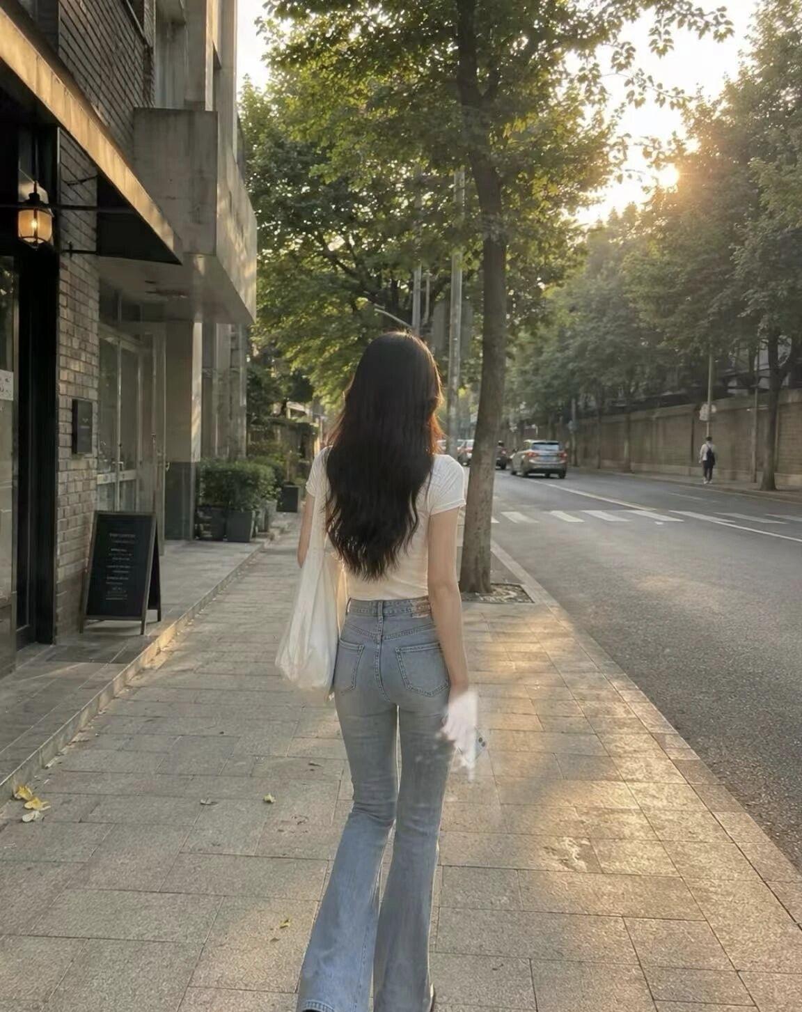 漫步在阳光洒满的街道，感受生活的美好。