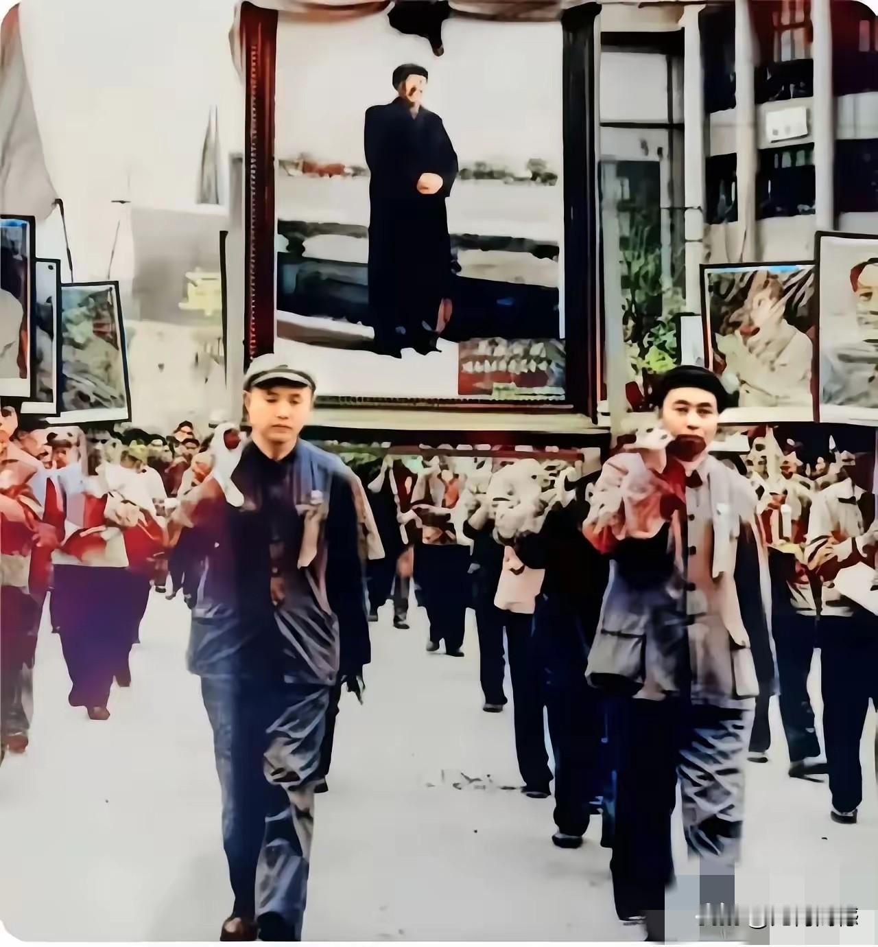 照片中的这张照片，每次看见，都会让我感动，照片中这个抬照照片的人，看着特别的面熟