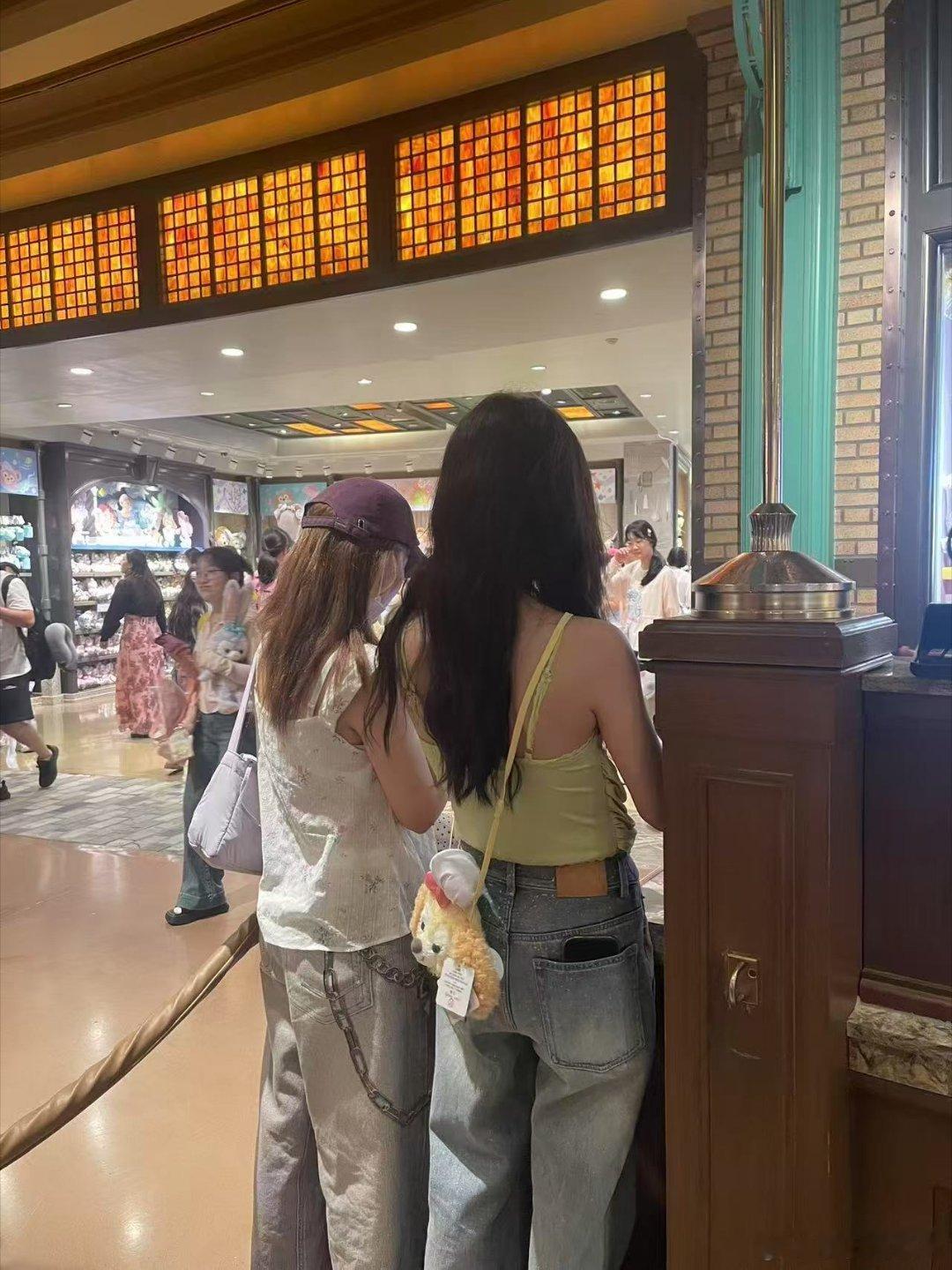 又双叒叕在迪士尼偶遇李一桐李一桐这也太美了，我也好想去偶遇，给粉丝挑礼物的李