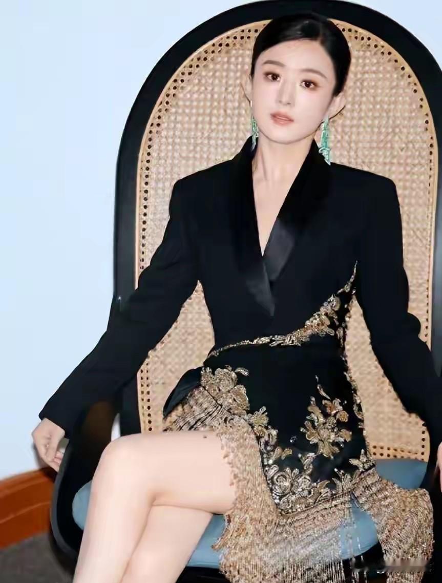 赵丽颖，从默默无闻的助理文秘到如今家喻户晓的明星，这一路她走得并不容易。没背景、