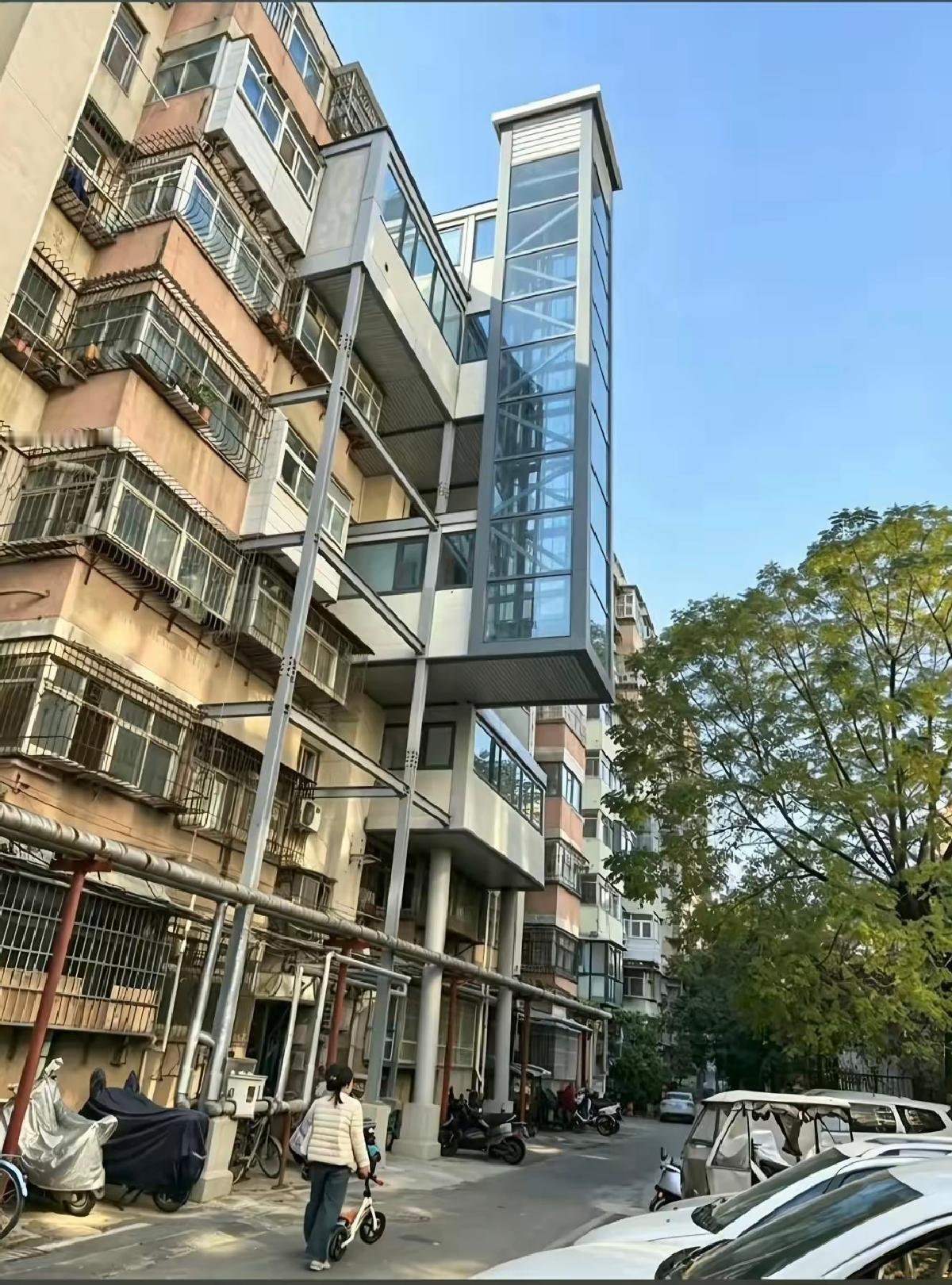 这就对了嘛，同意装就这样，不影响乘电梯也不影响低层住户，应转发推广。