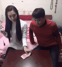 爆笑GIF: 有个这样的女友, 你永远不知道下一刻会发生什么。
