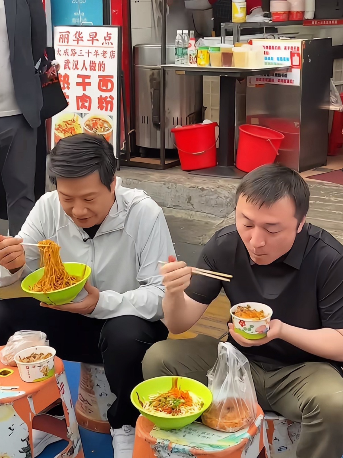 雷军在武汉过早雷军现身武汉街头过早千亿总裁蹲武汉街头吃热干面！太接地气了！