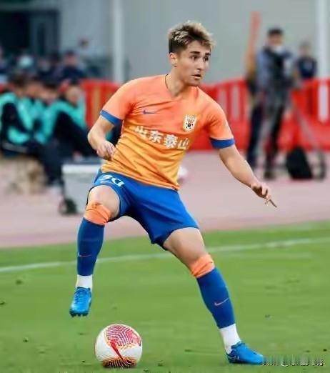 原山东泰山队2001年3月出生能司职后腰和中前卫且出自鲁能青训的新疆小伙（阿卜杜
