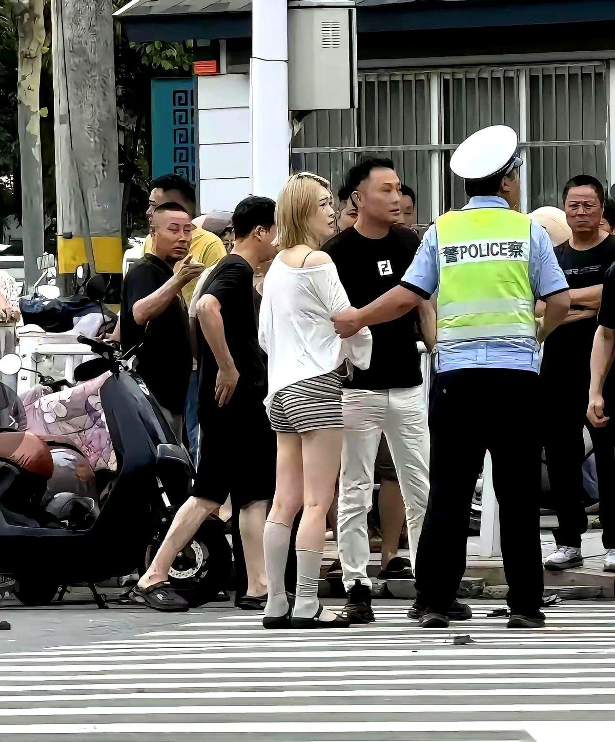 人命都没了，大姐下车的第一句话居然是：“哎呀，我还要去接孩子呢！”听完这句，我