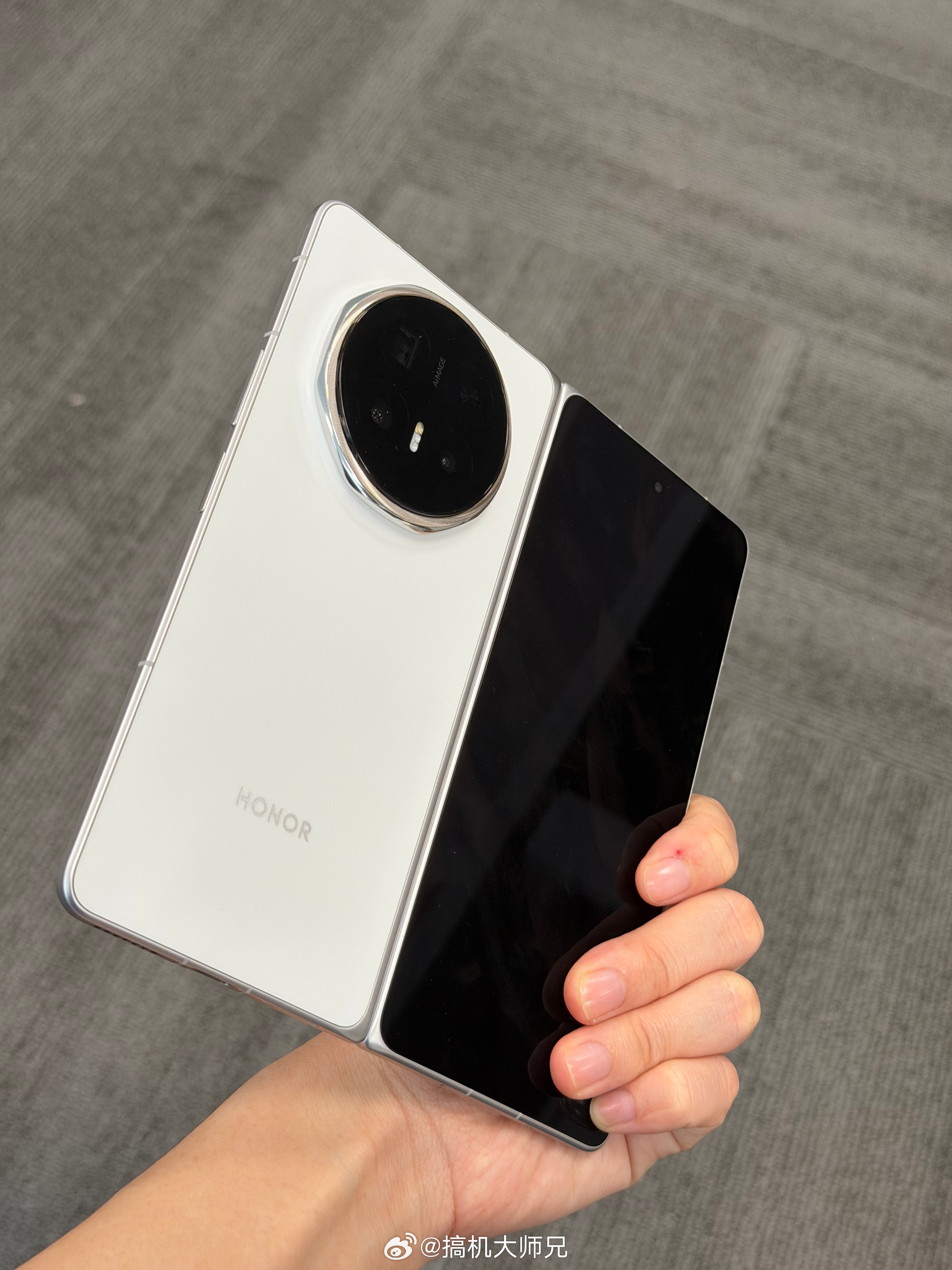 你别说，荣耀MagicV6的白色还挺好看