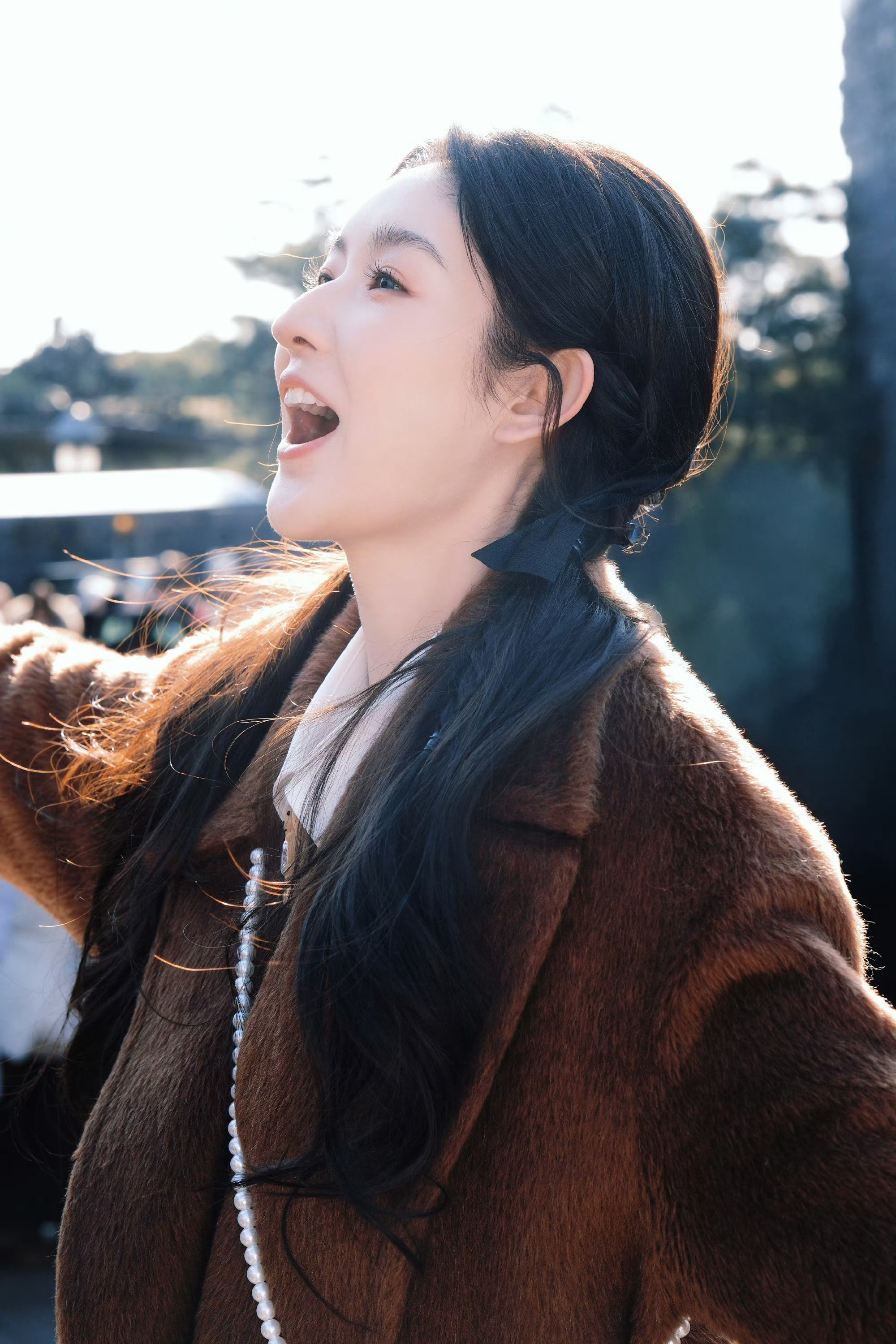 王玉雯王小姐！能不能用胶水把我们衣服粘上！