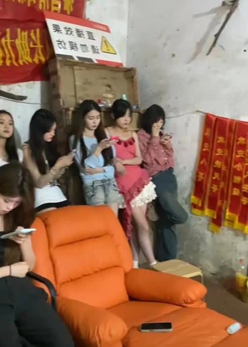 看看吧，现在的网络有多不堪，这些女孩子本来是在学校读书上学的，可就是想走捷径，想