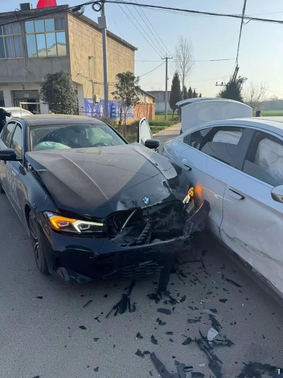 小伙撞毁刚还清车贷的宝马微笑合影报废不至于，目测前大灯，保险杠，进气格栅，前端框