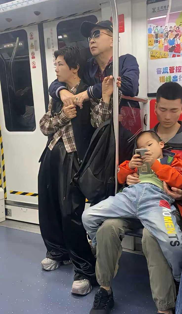 真羡慕！恩爱甜蜜的老夫妇某地铁车厢，正是上班的高峰期，人流量大。一对年过半百