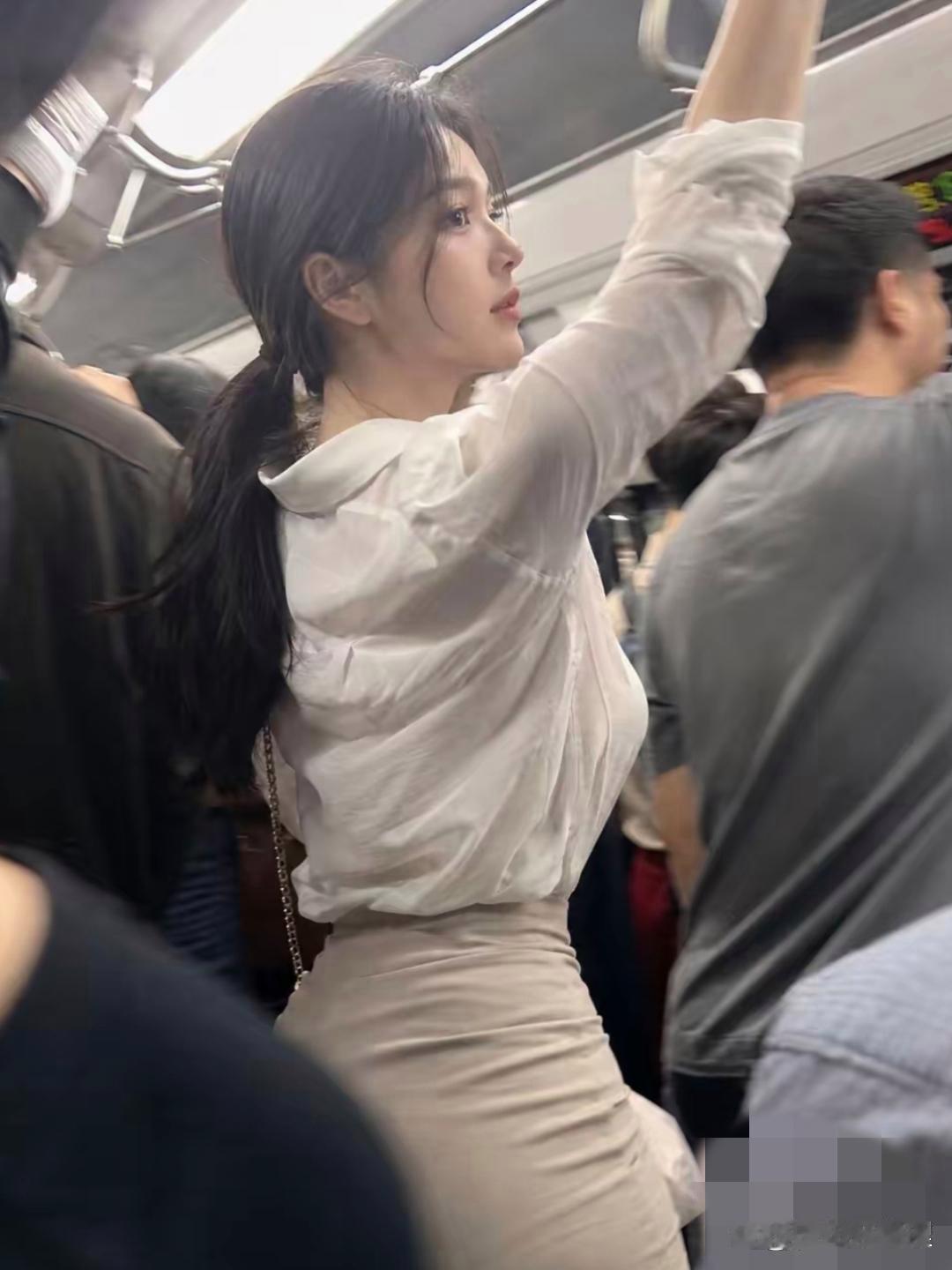 快看！拥挤地铁里偶遇一位气质美女！穿梭在地铁茫茫人流之中，不经意就撞见一位
