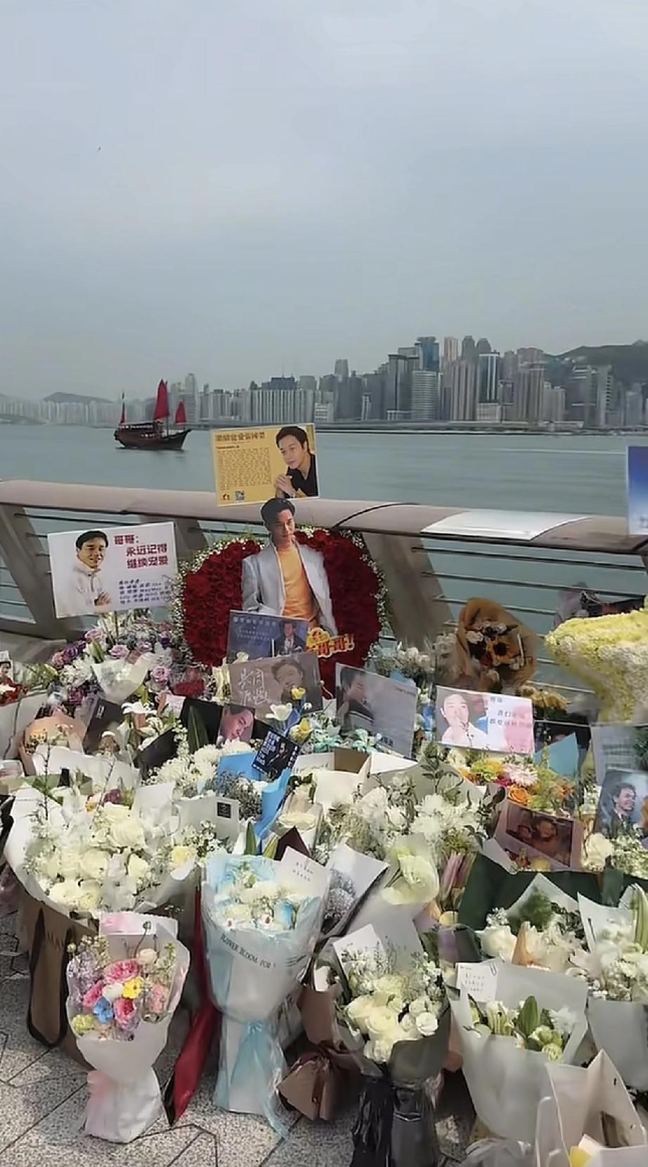 4月1日，粉丝们跑到中国香港的维多利亚海港纪念张国荣，场面非常壮观，只见星光大道