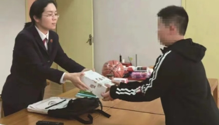 “在金钱面前，亲情弱爆了！”贵州贵阳，一男孩3岁丧母，10岁丧父，男孩成了孤儿，