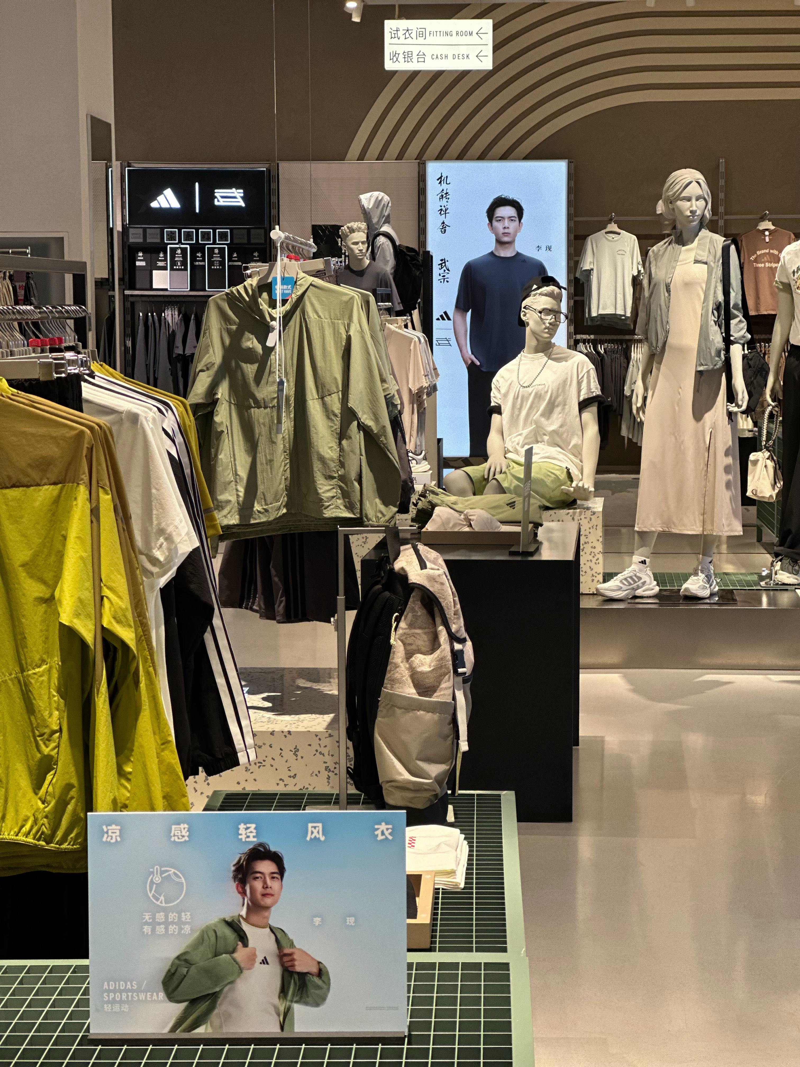 你知道吗，天现姐姐逛街最喜欢干的一件事就是买买买[捂脸哭]阿迪达斯品牌全线代言人李